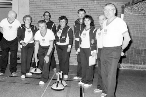 ARH Slg. Weber 02-083/0011, Gruppenfoto der Behindertensportgemeinschaft Calenberg bei einem Stockschieß-Turnier in der Sporthalle Lange Feldstraße, Gehrden, zwischen 1980/1990