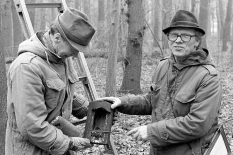 ARH Slg. Weber 02-084/0002, V.l. N.N. und Georg Wallus bei einer Nisthöhlenkontrolle vom Vogelschutz- und Vogelliebhaberverein Gehrden im Gehrdener Berg, zwischen 1980/1990