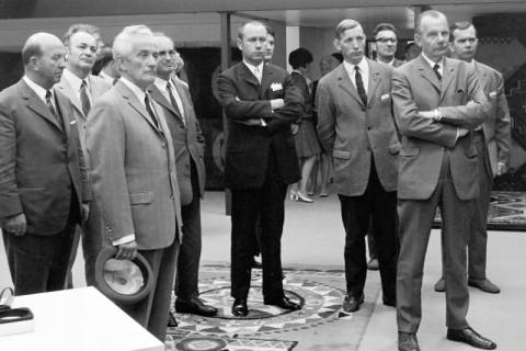 ARH Slg. Weber 02-084/0013, Bürgermeister Gerhard Oberkönig (links) und weitere Männer bei einer Besichtigung der Vorwerk-Teppich-Werke, Gehrden, zwischen 1970/1980