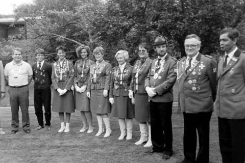 ARH Slg. Weber 02-084/0017, Gruppenfoto mit Mitgliedern des Schützenvereins Lemmie, zwischen 1980/1990