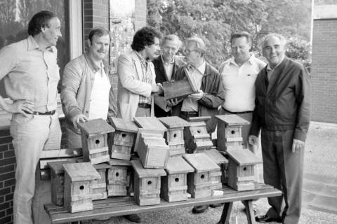 ARH Slg. Weber 02-084/0021, Mitglieder des SPD-Ortsvereins bei der Übergabe von selbstgebauten Nistkästen an Mitglieder des Vogelliebhaber- und Vogelschutzvereins Gehrden, Leveste, zwischen 1980/1990