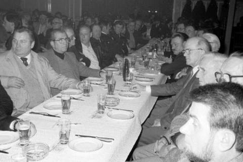 ARH Slg. Weber 02-085/0004, Männer sitzen an langen Tischen bei einer Veranstaltung, zwischen 1980/1990