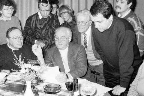 ARH Slg. Weber 02-085/0020, Bürgermeister Helmut Oberheide (Mitte) mit weiteren Personen bei der Auswertung von Wahlergebnissen, Gehrden, zwischen 1980/1990