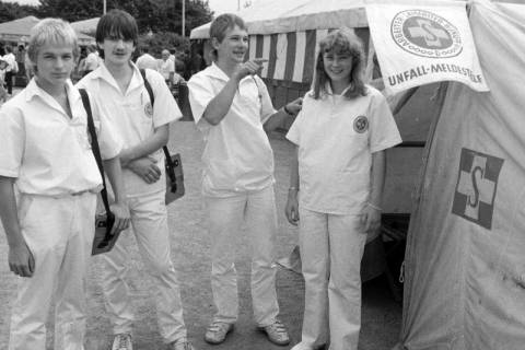 ARH Slg. Weber 02-085/0021, Junge Mitglieder des Arbeiter-Samariter-Bunds vor einem Zelt auf einem Fest?, zwischen 1980/1990