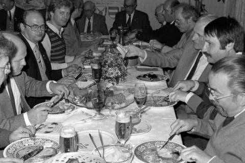 ARH Slg. Weber 02-086/0008, Mehrere Personen beim gemeinsamen Essen von Kalten Platten im Ratskeller, Gehrden, zwischen 1980/1990