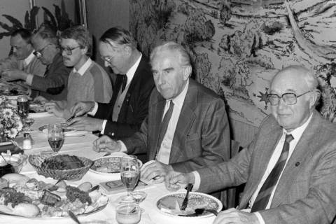 ARH Slg. Weber 02-086/0009, Mehrere Personen beim gemeinsamen Essen von Kalten Platten im Ratskeller, Gehrden, zwischen 1980/1990