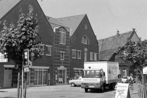 ARH Slg. Weber 02-086/0010, Geschäfte mit einem Parkplatz im Steinweg, Gehrden, zwischen 1980/1990