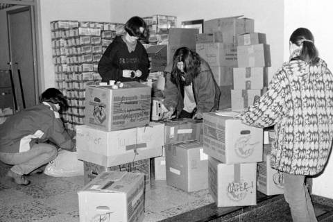 ARH Slg. Weber 02-086/0022, Mehrere Personen bei der Verpackung von Umzugskisten, zwischen 1980/1990