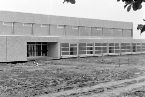 ARH Slg. Weber 02-087/0006, Sporthalle nach der Fertigstellung an der Lange Feldstraße, Gehrden, um 1971