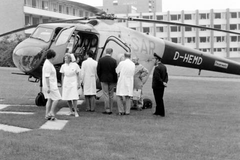ARH Slg. Weber 02-087/0015, Mehrere Personen an einem Hubschrauber am Robert-Koch-Krankenhaus, Gehrden, zwischen 1980/1990