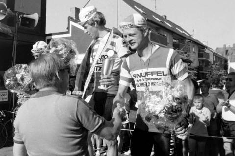 ARH Slg. Weber 02-087/0017, Siegeraufstellung nach einem Radrennen des traditionellen Bürgerpreis der Stadt Gehrden, 1985