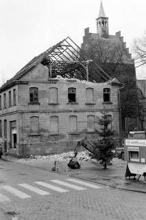 ARH Slg. Weber 02-088/0001, Abriss des Wohn- und Geschäftshauses Schaumann am Markt, im Hintergrund Margarethenkirche, Gehrden, zwischen 1965/1970