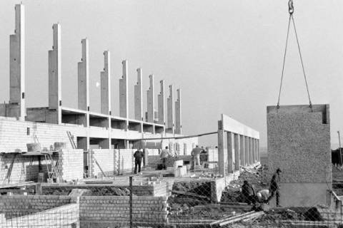 ARH Slg. Weber 02-088/0007, Bau der Drei-Feld-Sporthalle an der Lange Feldstraße, Gehrden, um 1970