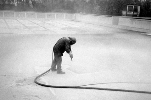 ARH Slg. Weber 02-088/0014, Reinigung des Schwimmbeckens am Hallen- und Freibad Gehrden, zwischen 1980/1990