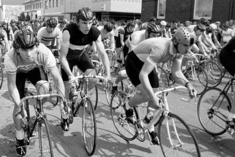ARH Slg. Weber 02-089/0002, Start des Radrennens "Bürgerpreis der Stadt Gehrden" in der Gartenstraße, Gehrden, zwischen 1980/1990