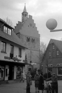 ARH Slg. Weber 02-089/0011, Marktplatz mit dem Drogeriemarkt "Röttger" und der Margarethenkirche im Hintergrund, Gehrden, zwischen 1980/1990