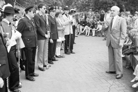ARH Slg. Weber 02-089/0014, Gehrdens Bürgermeister Helmut Oberheide hält vor mehreren Personen eine Rede, zwischen 1980/1990