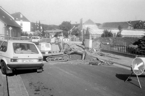 ARH Slg. Weber 02-089/0016, Ausbaggerung eines Lochs auf der Lange Feldstraße, im Hintergrund Gärtnerei Behre, Gehrden, zwischen 1980/1990