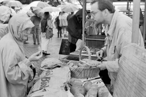 ARH Slg. Weber 02-089/0020, Ein Verkaufsstand für Brot auf einem Wochenmarkt?, zwischen 1980/1990