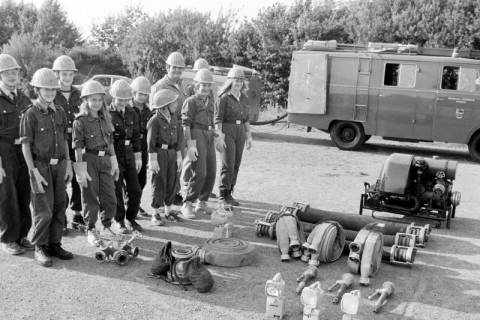 ARH Slg. Weber 02-089/0024, Mitglieder der Jugendfeuerwehr vor Geräten der Feuerwehr, zwischen 1980/1990