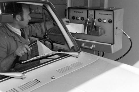 ARH Slg. Weber 02-089/0025, Ein Mann im Auto an einem Bremsenprüfstand, zwischen 1980/1990