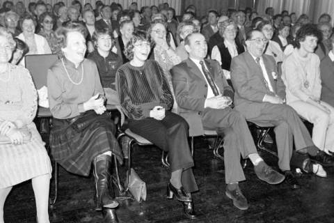 ARH Slg. Weber 02-089/0027, Ein lachendes Publikum in einem Saal, zwischen 1980/1990