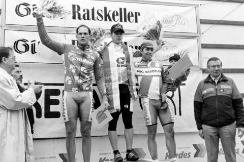 ARH Slg. Weber 02-090/0010, Siegeraufstellung nach einem Radrennen des traditionellen Bürgerpreis der Stadt Gehrden, 1996