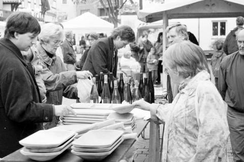 ARH Slg. Weber 02-090/0012, Personen an einem Verkaufsstand auf einem Markt?, zwischen 1980/1990