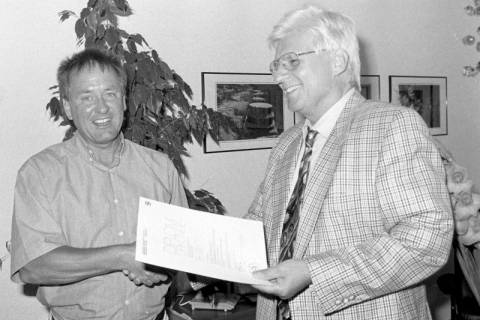 ARH Slg. Weber 02-090/0014, V.l. Henning Harter und Dr. Detlef Illemann bei der Überreichung einer Diplomurkunde, zwischen 1980/1990