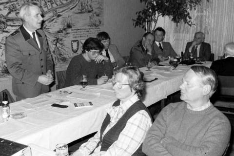 ARH Slg. Weber 02-091/0005, Sitzung der Gehrdener Landwirte mit einem Sprecher aus der Land- und Forstwirtschaft und Bürgermeister Helmut Oberheide (rechts am Tischende) im Ratskeller, Gehrden, zwischen 1980/1990