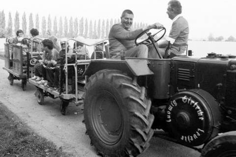 ARH Slg. Weber 02-091/0010, Kinder fahren auf Anhängern an einem Trecker von Landwirt Ludwig Giesecke am Steuer und Helmut Ammertmann, Leveste, zwischen 1980/1990
