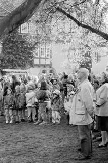ARH Slg. Weber 02-092/0002, Zuschauer beim Auftritt des gemischten Chors "Harmonie" mit Chorleiter Erich Kolb (vorn rechts) bei der traditionellen Lyrafeier, Gehrden, zwischen 1980/1990