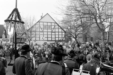 ARH Slg. Weber 02-092/0003, Maibaumfeier mit einem Auftritt des Musikkorps der Schützengesellschaft Ottomar-von-Reden auf dem Marktplatz, Gehrden, zwischen 1980/1990