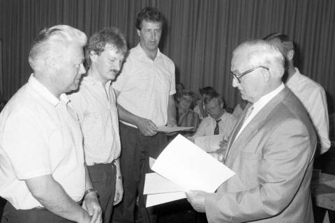 ARH Slg. Weber 02-092/0006, Gehrdens Bürgermeister Helmut Oberheide bei der Übergabe von Urkunden?, zwischen 1980/1990