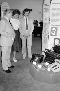 ARH Slg. Weber 02-092/0010, Klaus Söhnke von der Geschäftsstellenleitung (rechts) und zwei weitere Personen bei einer Ausstellung in der Geschäftsstelle der Volksbank, Gehrden, zwischen 1980/1990
