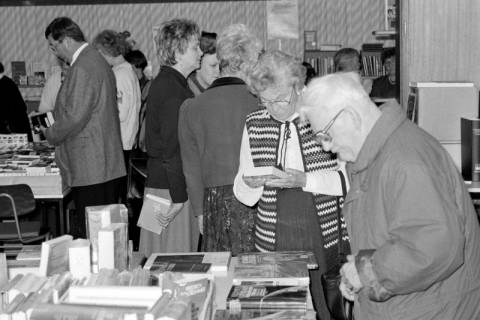 ARH Slg. Weber 02-093/0005, Mehrere Personen auf einem Bücherbasar?, zwischen 1980/1990