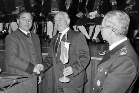 ARH Slg. Weber 02-094/0002, Gehrdens Bürgermeister Helmut Oberheide (Mitte) und weitere Personen auf einer Feier?, zwischen 1980/1990