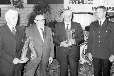 ARH Slg. Weber 02-094/0004, Ehrung von Mitglieder der Feuerwehr Redderse durch Ortsbrandmeister Heinz Dubenkropp (rechts) bei der 50-jährigen Jubiläumsfeier der Freiwilligen Feuerwehr Redderse, 1984