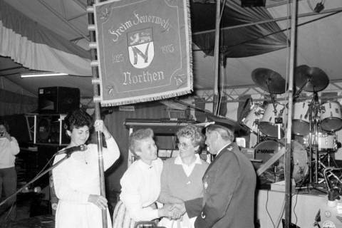 ARH Slg. Weber 02-094/0006, Ehefrauen der Feuerwehrmänner überreichen eine Fahne zum 60-jährigen Bestehen der Ortsfeuerwehr Northen an Ortsbrandmeister Friedrich Volker, Gehrden, 1985