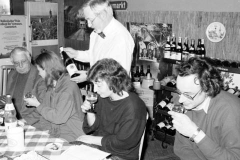 ARH Slg. Weber 02-094/0019, Mehrere Personen bei einer Weinverkostung beim Weinhändler Karl-Heinz Uhrig (stehend), Leveste , zwischen 1980/1990