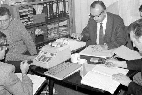 ARH Slg. Weber 02-095/0018, Mehrere Personen an einem Tisch bei Berechnungen, zwischen 1980/1990