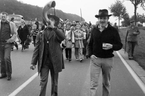 ARH Slg. Weber 02-096/0001, Grenzbegehung Gehrdens mit Ortsbürgermeister Waldemar Brandes (links) aus Lenthe und Stadtdirektor Hans Bildhauer (rechts), Lenthe, um 1980
