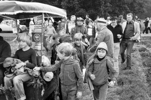 ARH Slg. Weber 02-096/0002, Kinder und Erwachsene bei einer Grenzbegehung Gehrdens, um 1980