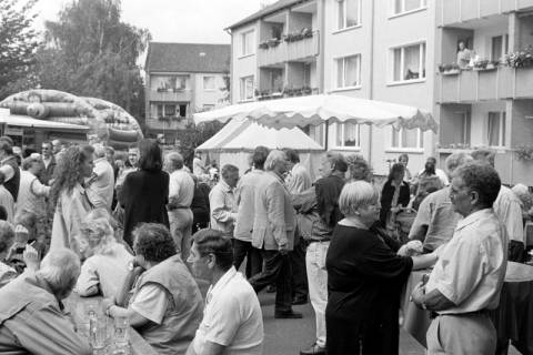 ARH Slg. Weber 02-096/0007, Kinder- und Familienfest der Kreissiedlungsgesellschaft Hannover im Wohngebiet Teichfeld, Gehrden, zwischen 1980/1990