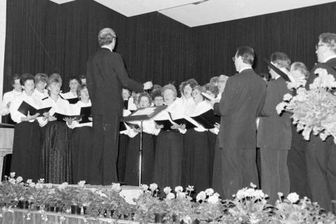 ARH Slg. Weber 02-096/0013, Auftritt des Burgbergchors mit Chorleiter Wolfgang Behrends in der Festhalle, Gehrden, zwischen 1980/1990