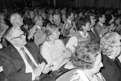 ARH Slg. Weber 02-096/0014, Ein klatschendes Publikum, zwischen 1980/1990