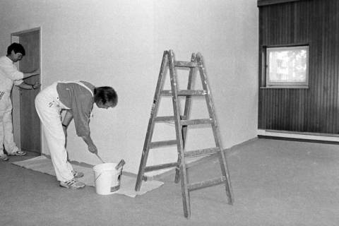 ARH Slg. Weber 02-097/0001, Zwei Männer bei Renovierungsarbeiten, zwischen 1980/1990