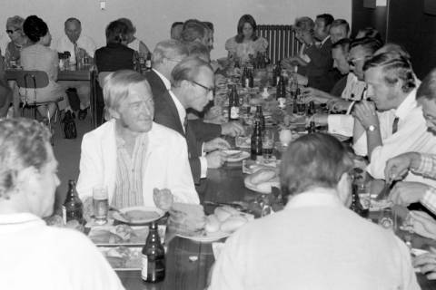 ARH Slg. Weber 02-097/0006, Mehrere Personen an Tischen beim gemeinsamen Essen von Kalten Platten, zwischen 1980/1990