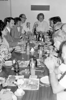 ARH Slg. Weber 02-097/0007, Mehrere Personen an Tischen beim gemeinsamen Essen von Kalten Platten, zwischen 1980/1990