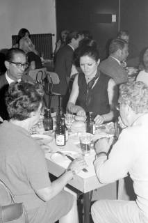 ARH Slg. Weber 02-097/0008, Mehrere Personen an Tischen beim gemeinsamen Essen von Kalten Platten, zwischen 1980/1990